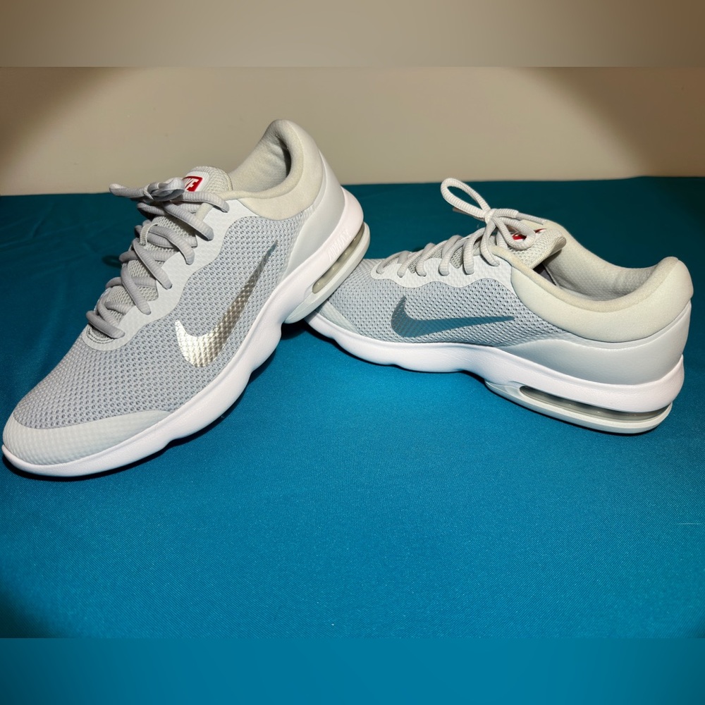 Like New. Nike Air Max Advantage Running Shoes Men’s Size 10 White / Gray